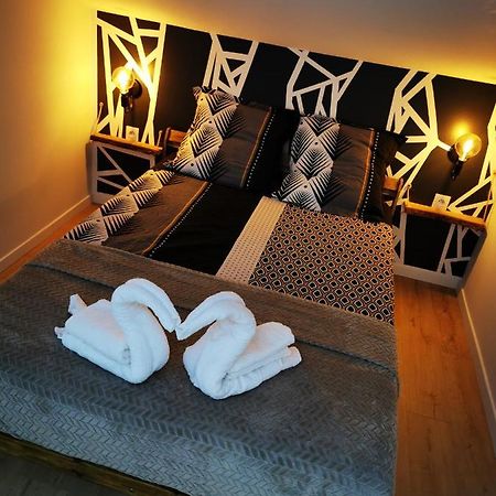 Appartement neuf climatisé sous les toits La Roche-Chalais Esterno foto