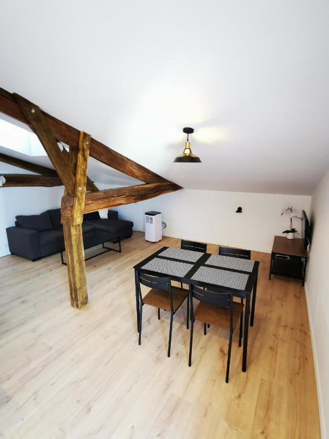 Appartement neuf climatisé sous les toits La Roche-Chalais Esterno foto