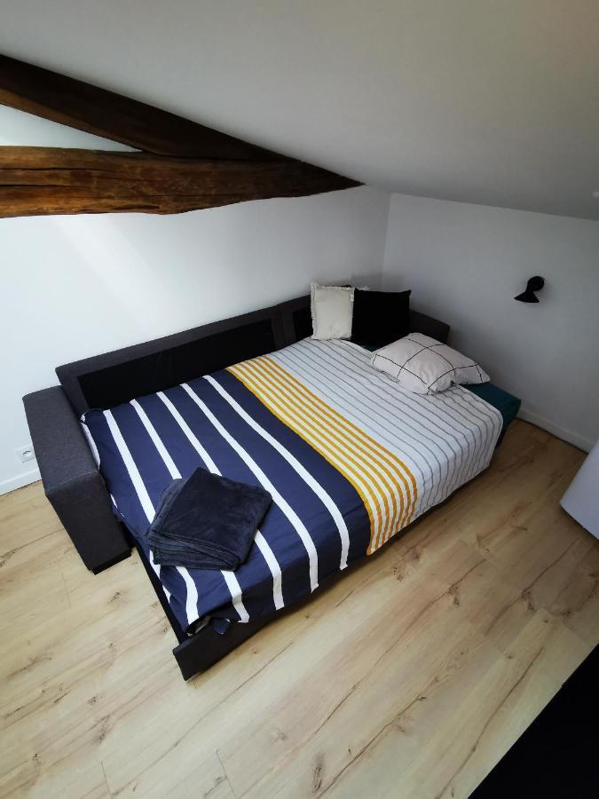 Appartement neuf climatisé sous les toits La Roche-Chalais Esterno foto