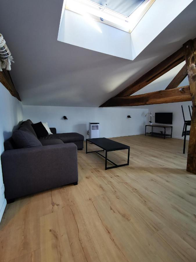Appartement neuf climatisé sous les toits La Roche-Chalais Esterno foto