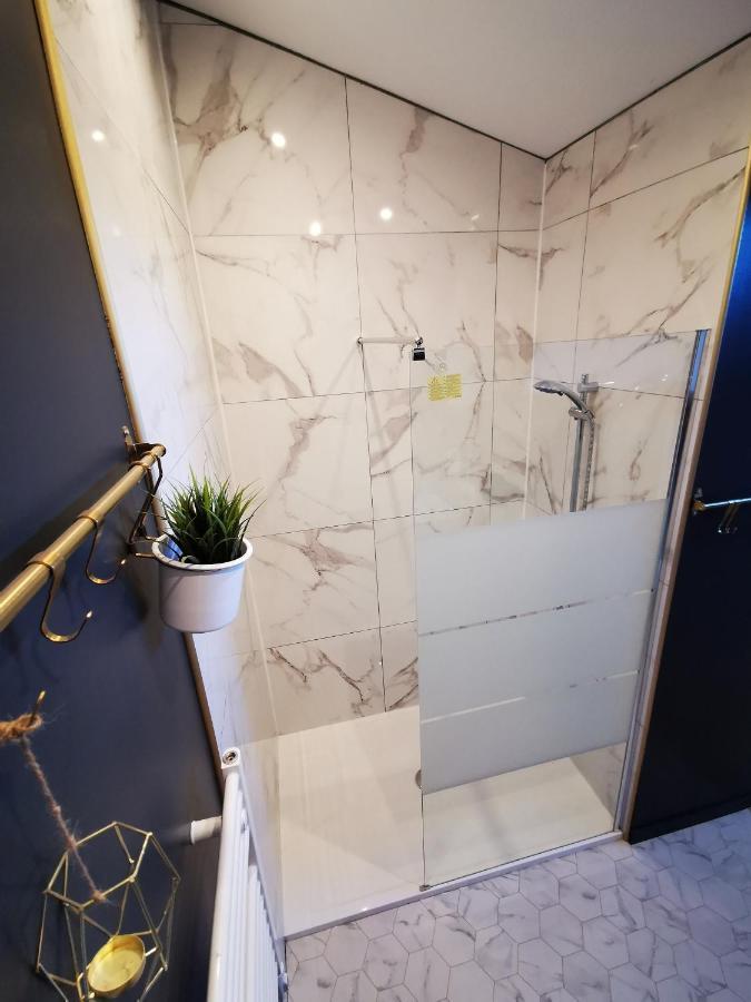 Appartement neuf climatisé sous les toits La Roche-Chalais Esterno foto